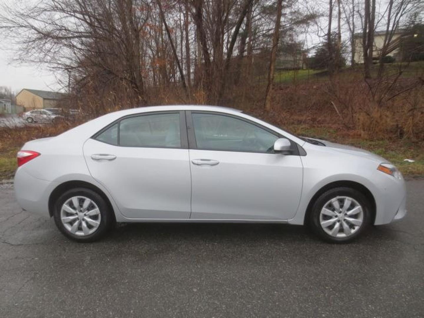 2014 Silver /Gray Toyota Corolla (2T1BURHE8EC) with an 1.8L 4cyl engine, Automatic transmission, located at 270 US Route 6, Mahopac, NY, 10541, (845) 621-0895, 41.349022, -73.755280 - Photo#10